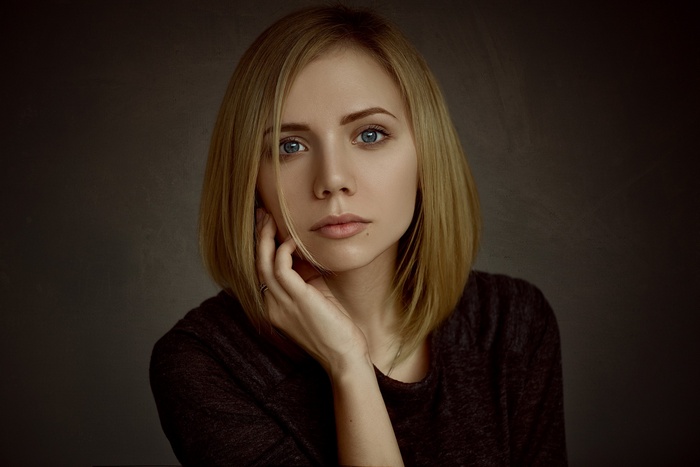 Ann Nevreva portrait with blonde hair and blue eyes