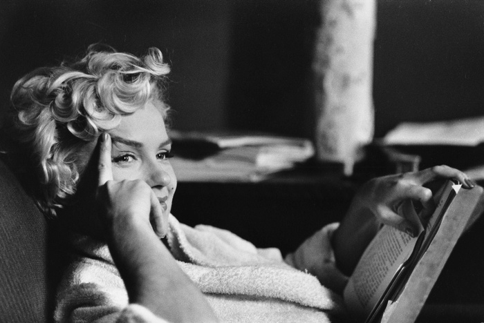 Marilyn Monroe reading a book