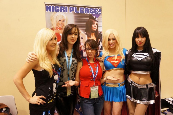 Jessica Nigri and friends posing at a convention