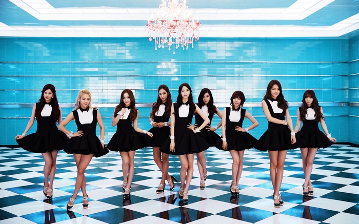Girls' Generation in black and white dresses