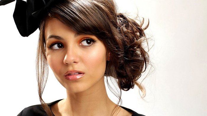 Victoria Justice with a black fascinator