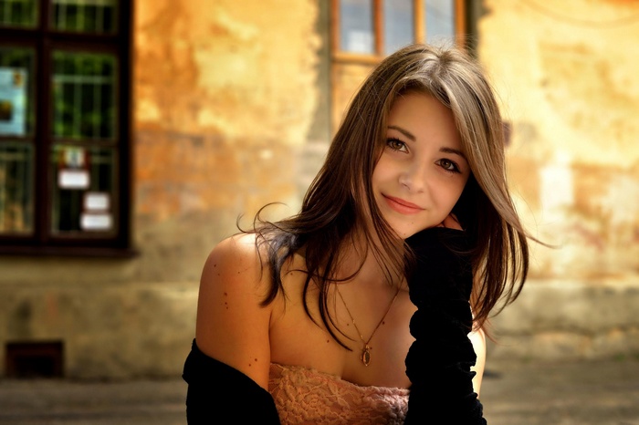 Dana Kareglazaya smiling with necklace