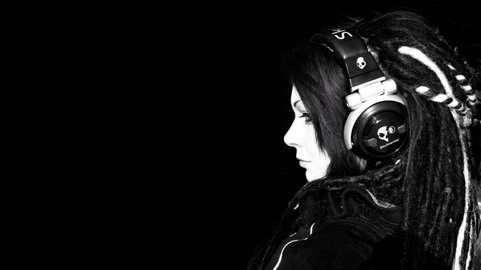 Woman with Skullcandy headphones and dreadlocks