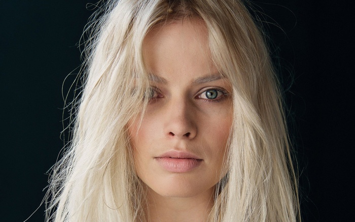 Margot Robbie blonde woman with blue eyes