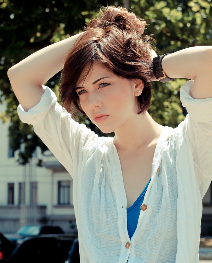 Bia Arantes with short hair and blue eyes