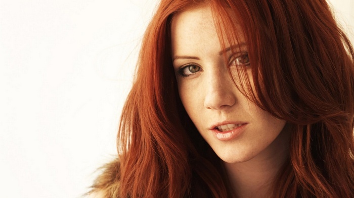 Elle Alexandra with red hair and freckles