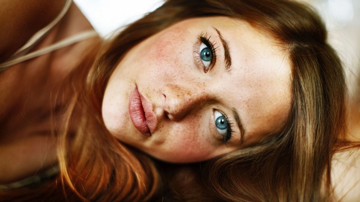 Lindsay Hansen with blue eyes and freckles