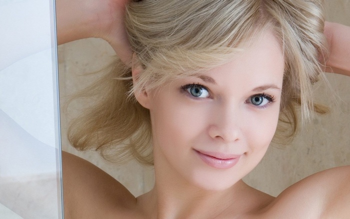 Feeona A blonde model posing