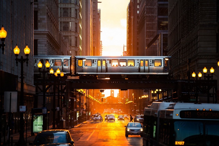 Chicago elevated train at sunset with traffic