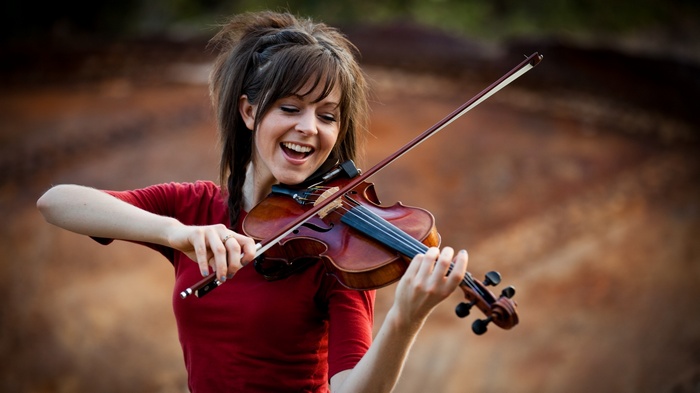 Lindsey Stirling plays the violin outdoors