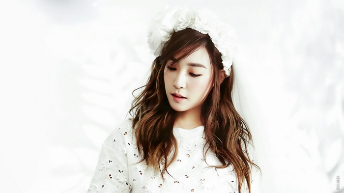 Tiffany from Girls' Generation wearing a white floral crown
