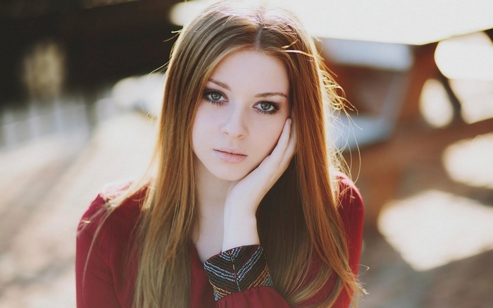 Young woman with long hair and green eyes outdoors