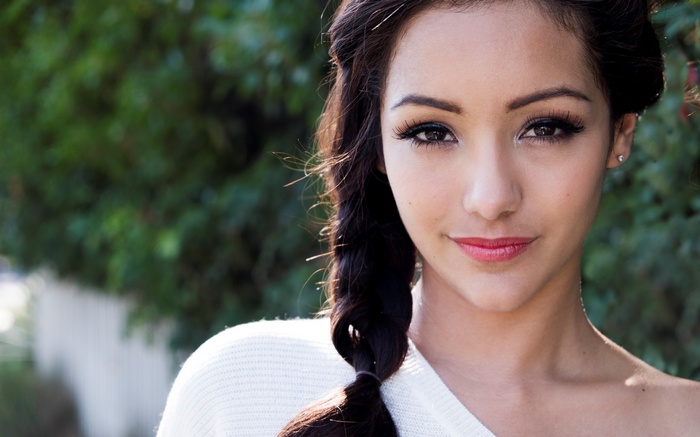 Melanie Iglesias with long brunette hair