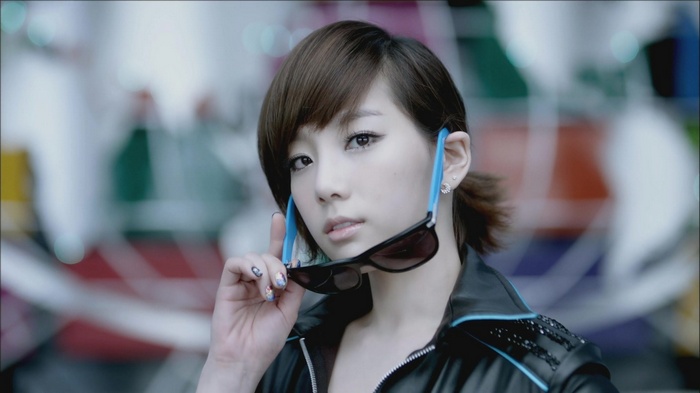 Kim Tae-Yeon holding sunglasses