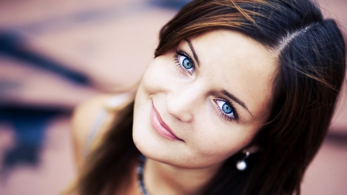 Woman with blue eyes and brown hair smiling