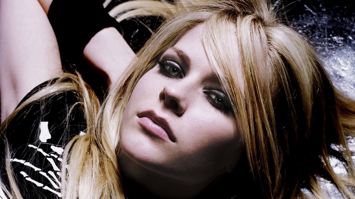 Avril Lavigne blonde singer with green eyes and makeup