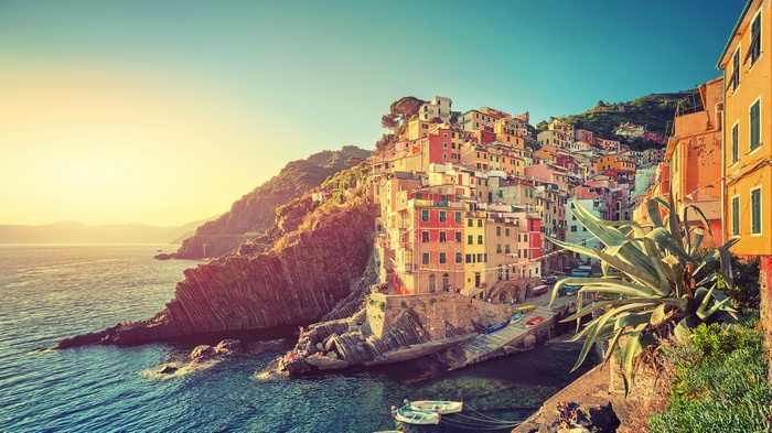 Colorful houses on a cliff overlooking the sea in Cinque Terre