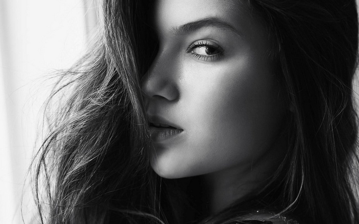Monochrome portrait of Karin Burmenko by Matan Eshel