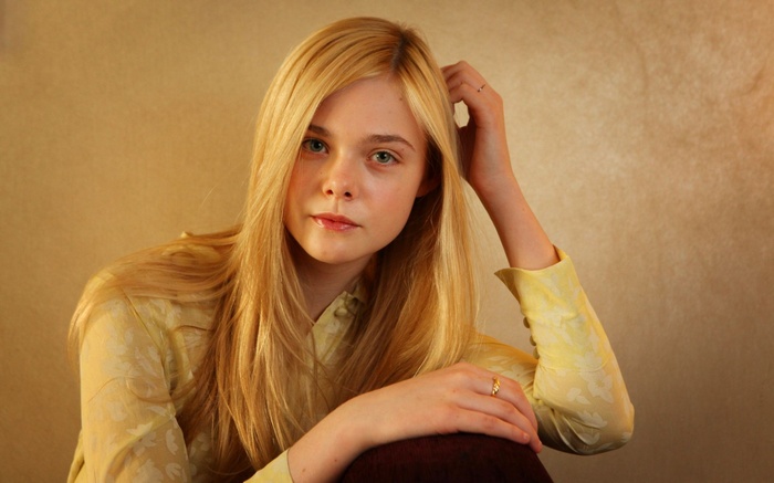 Elle Fanning with blonde hair and blue eyes