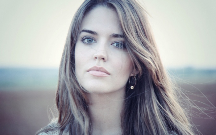 Clara Alonso with blue eyes and brunette hair