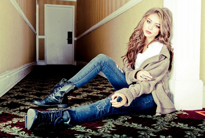 Sarah Hyland in a hallway