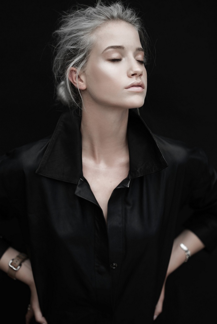 Model Hannah Waites with platinum blonde hair