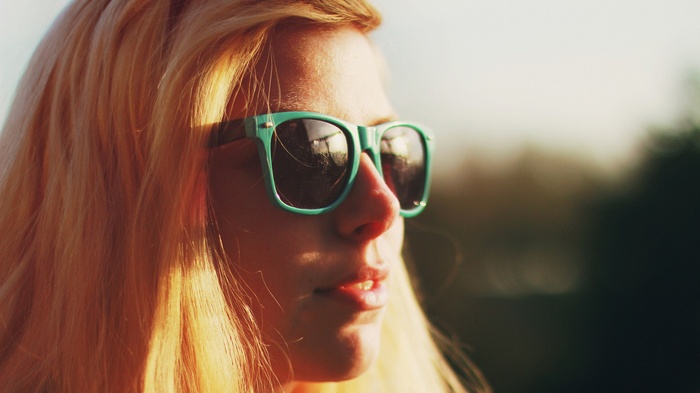 Woman wearing sunglasses in sunlight