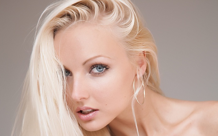 Model Veronika Simon with blonde hair and blue eyes