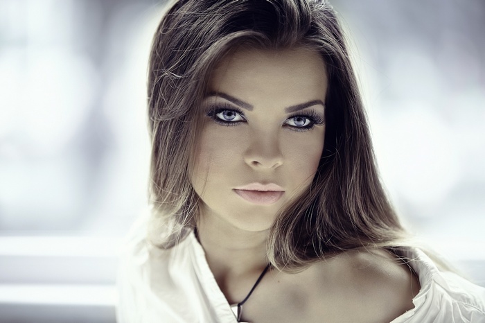 Woman with blue eyes and brunette hair