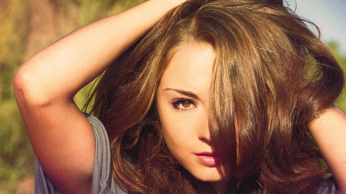 Woman with long brown hair and brown eyes