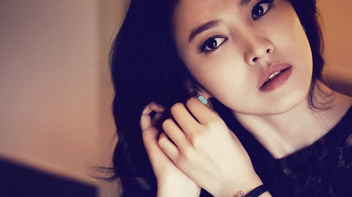 Song Hye-kyo adjusts her earring