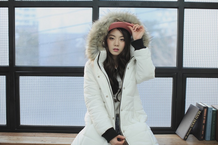 Chae Eun wearing a white winter coat and pink cap