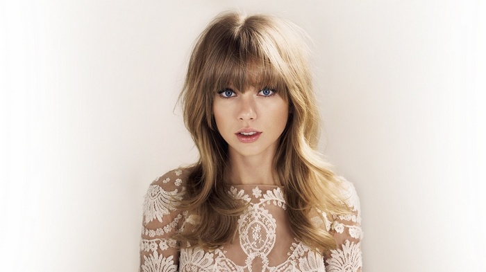 Taylor Swift with blonde hair and blue eyes