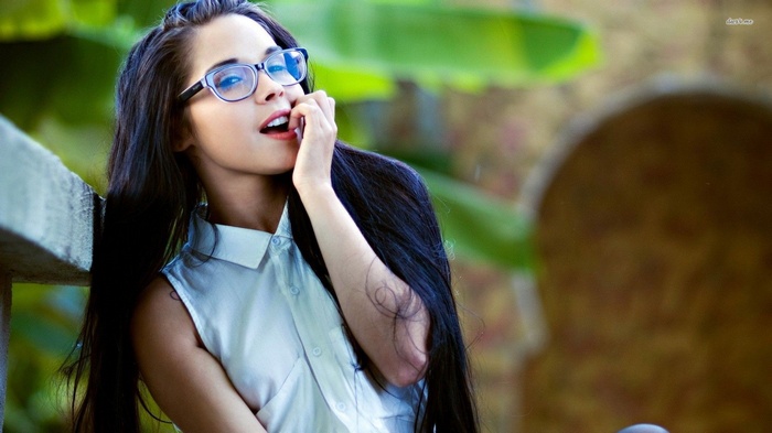 Rachel Dashae with long dark hair and glasses