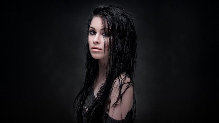 Natalie Schönberger with wet black hair
