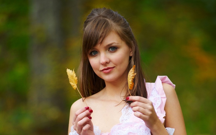 Amelie holding autumn leaves