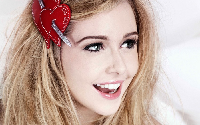 Diana Vickers with a red heart hair clip