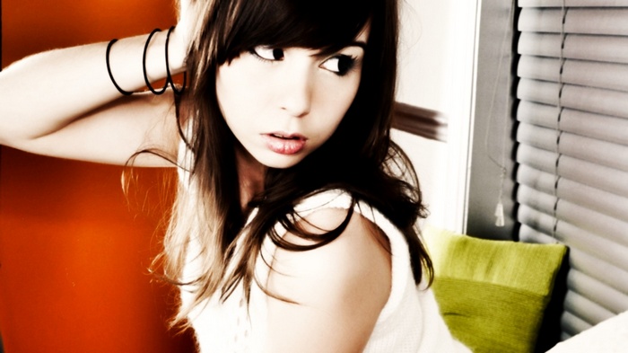 Ariel Rebel posing with her arm behind her head