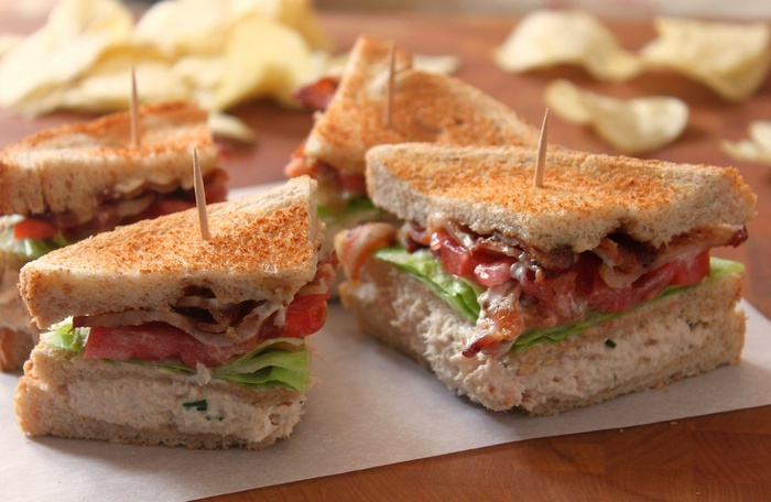 Club sandwiches with bacon and chips