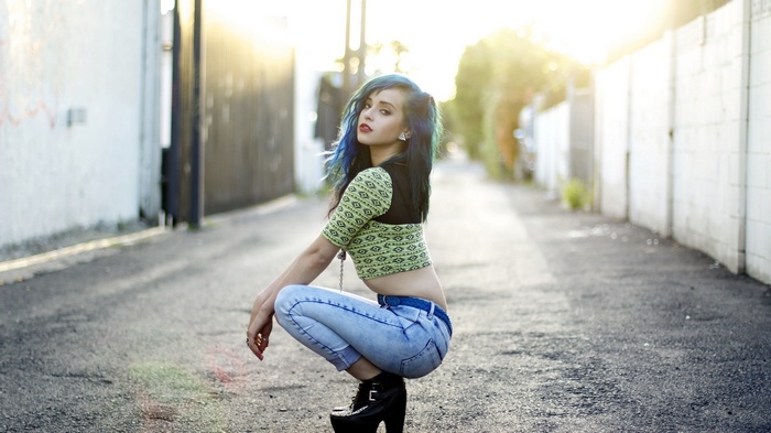 Dani Artaud kneeling in an alleyway