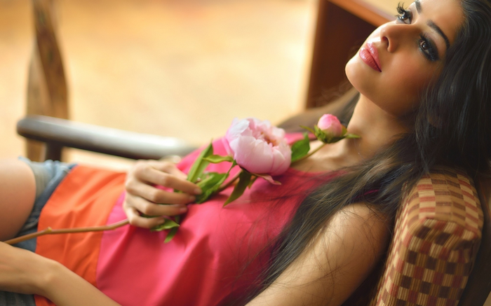 Carla Ossa with pink roses and makeup