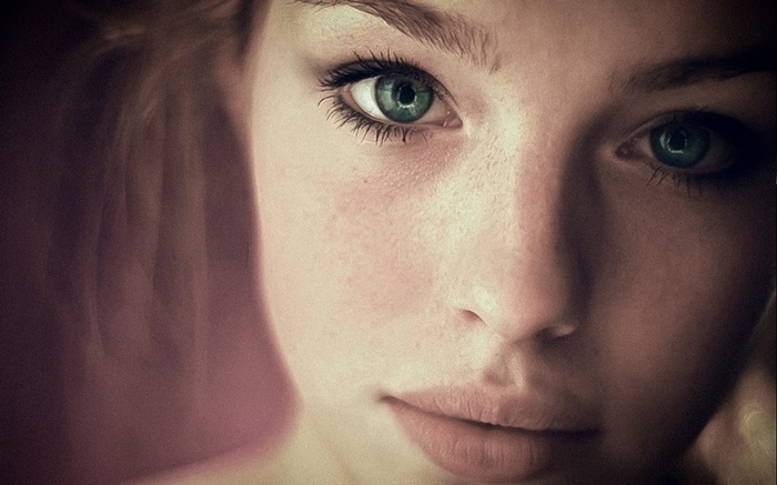 Portrait of a woman with green eyes