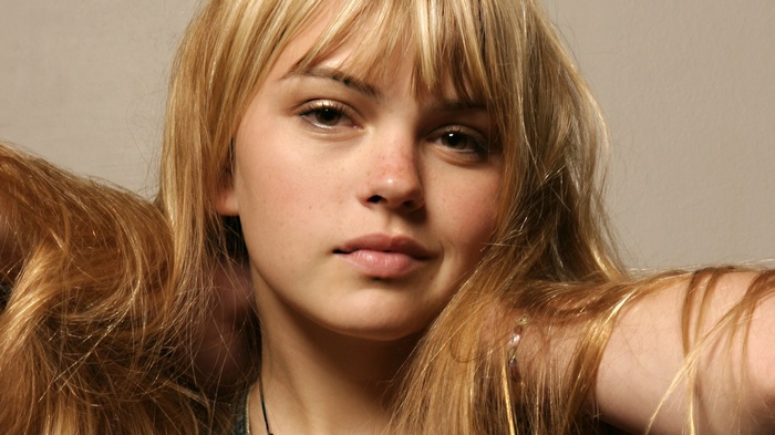 Aimee Teegarden with blonde hair and freckles