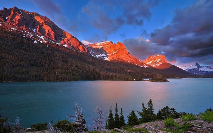 Sunrise over mountains and lake in Canada