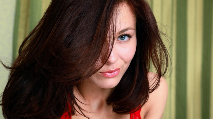 Brunette woman with blue eyes and red top