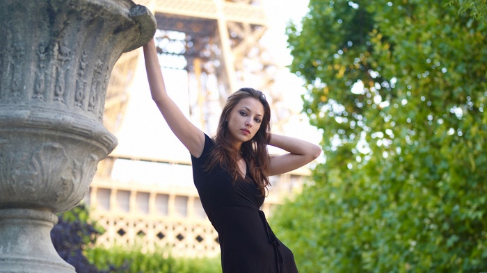 Anna Sbitnaya posing near the Eiffel Tower