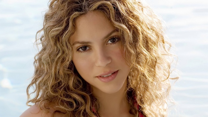Shakira with curly blonde hair