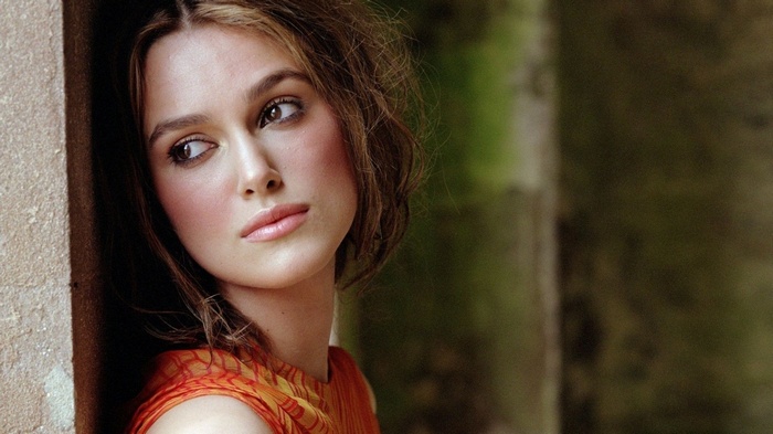 Keira Knightley leaning against a wall