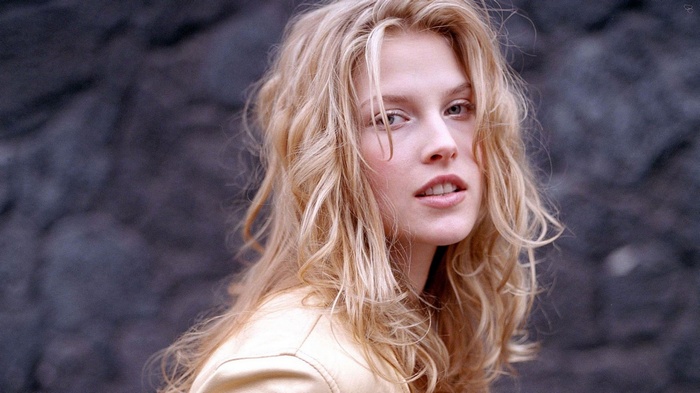 Actress Ali Larter with blonde curly hair