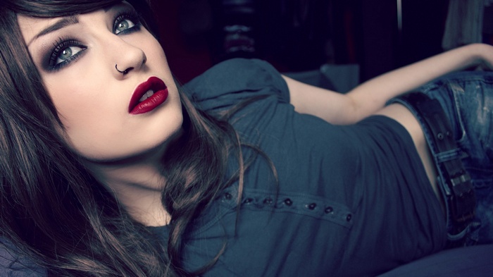 Niky Von Macabre with blue eyes and red lipstick